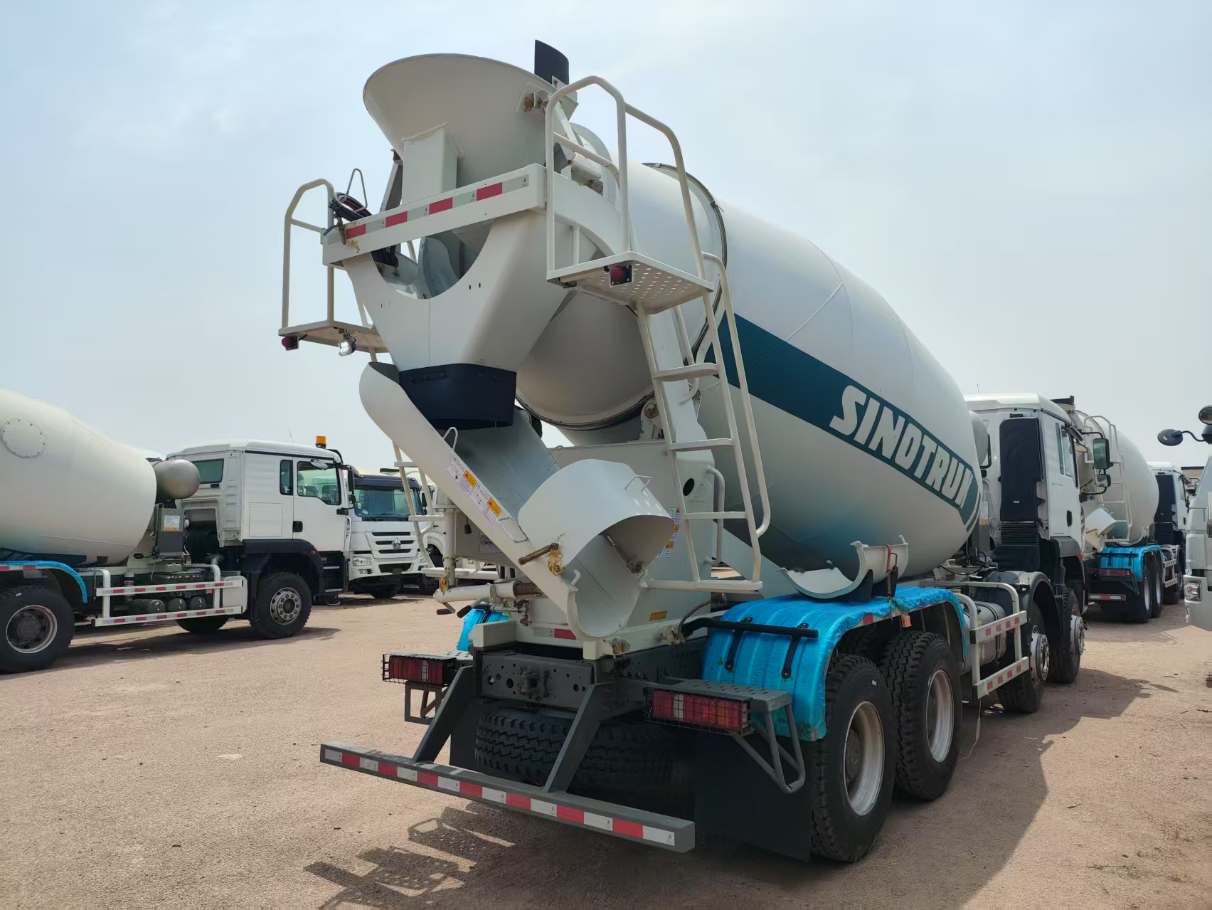 sinotruk howo tx 8x4 concrete mixer truck (6)