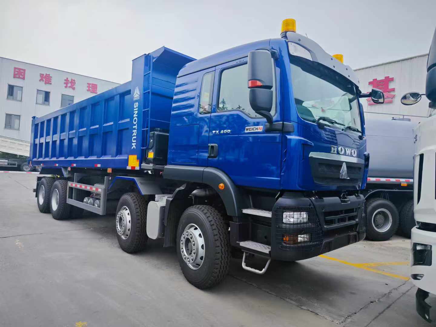 sinotruk-howo-tx-8x4-dump-truck-01